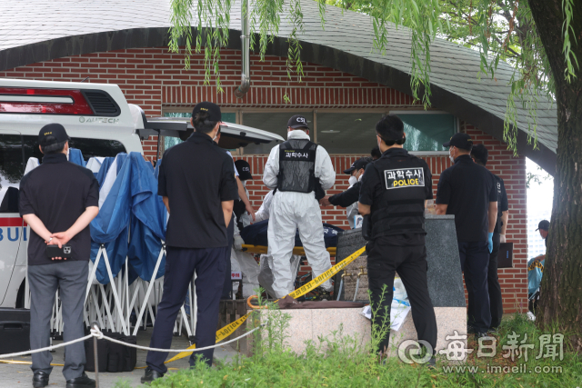 2일 대구 수성못 인근에서 현역 육군 대위가 총상을 입고 사망한 채 발견돼 사건 현장에서 육군수사단, 경찰 과학수사대 등이 현장조사를 벌이고 있다. 안성완 기자 asw0727@imaeil.com