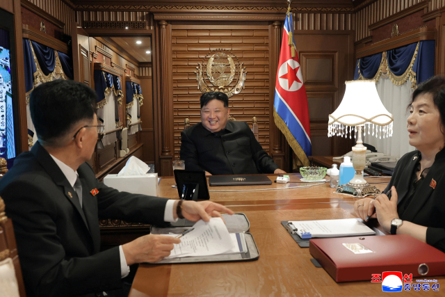 김정은 북한 국무위원장이 중국 전승절 80주년 기념행사에 참석하기 위해 지난 1일 전용열차로 출발했다고 조선중앙통신이 2일 보도했다. 연합뉴스