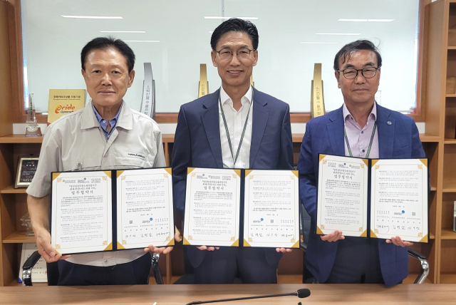 (왼쪽부터)김환식 채신공단 입주기업협의회 대표, 김병삼 DGFEZ 청장, 김무섭 영천시건축사회 회장. DGFEZ 제공