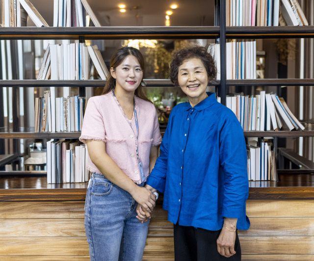 경북 칠곡군청 산림녹지과 김유진 주무관(왼쪽)과 석적읍 산사랑회 이재분 회장. 칠곡군 제공