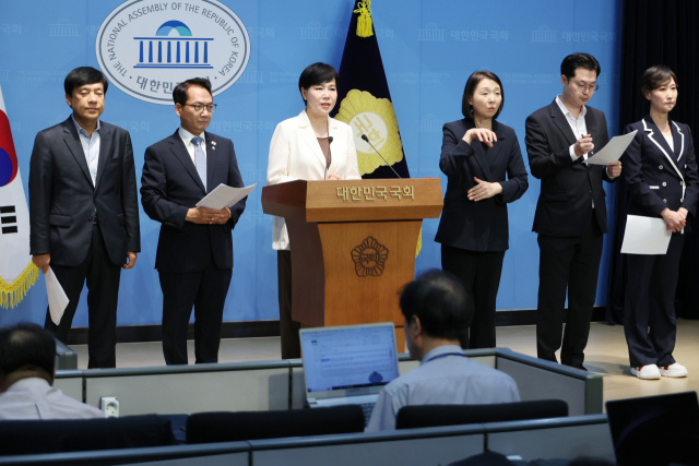 더불어민주당 정치테러대책위원회의 전현희 위원장이 13일 서울 여의도 국회 소통관에서 이재명 대통령의 당대표 시절 발생했던 테러사건에 대한 축소·왜곡 시도를 규탄하고 수사를 촉구하고 있다. 왼쪽부터 이성윤·박선원·전현희·김동아 의원. 이지은 마포갑 지역위원장. 연합뉴스