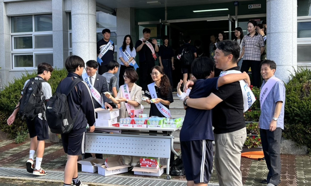 등교 맞이 행사 중 포옹하며 인사하는 사진. 밀양교육지원청 제공