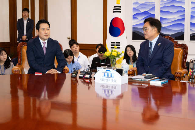 우원식 국회의장이 2일 서울 여의도 국회에서 국민의힘 장동혁 대표의 예방을 받고 모두발언을 하고 있다. 연합뉴스