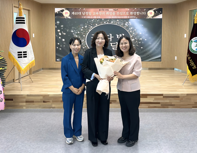 경상북도청송교육지원청 제40대 교육장으로 남정일(62·가운데) 교육장이 1일 취임했다. 청송교육지원청 제공