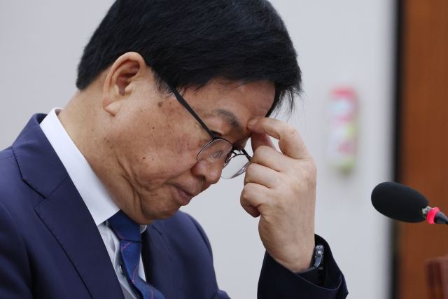 최교진 부총리 겸 교육부 장관 후보자가 2일 국회 교육위원회에서 열린 인사청문회에서 위원 질의에 답변하던 중 이마를 만지고 있다. 연합뉴스
