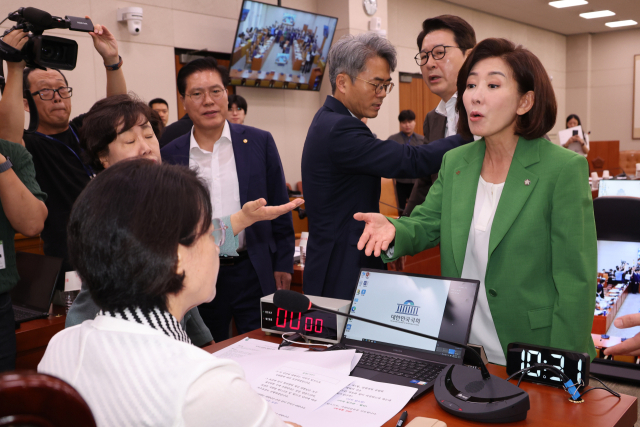2일 서울 여의도 국회에서 열린 법제사법위원회 전체회의에서 국민의힘 나경원 의원등이 추미애 위원장의 회의 진행 방식에 항의하고 있다. 연합뉴스