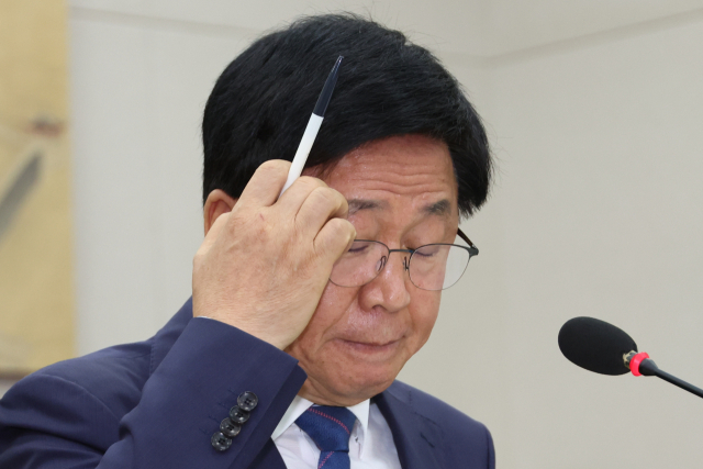 최교진 부총리 겸 교육부 장관 후보자가 2일 국회 교육위원회에서 열린 인사청문회에서 친북 성향 논란 관련 질의에 답변하던 중 이마를 만지고 있다. 연합뉴스