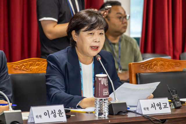 더불어민주당 서영교 의원이 1일 경기도 의왕시 서울구치소에서 열린 현장검증에서 의사진행발언을 하고 있다. 이날 법사위는 윤석열 전 대통령 수감 중 특혜 제공 여부를 확인하고 특검 출석 요구 당시 윤 전 대통령이 옷을 벗고 버티는 과정이 있었는지 여부를 CCTV 등 영상기록 열람을 통해 확인할 예정이다. 연합뉴스