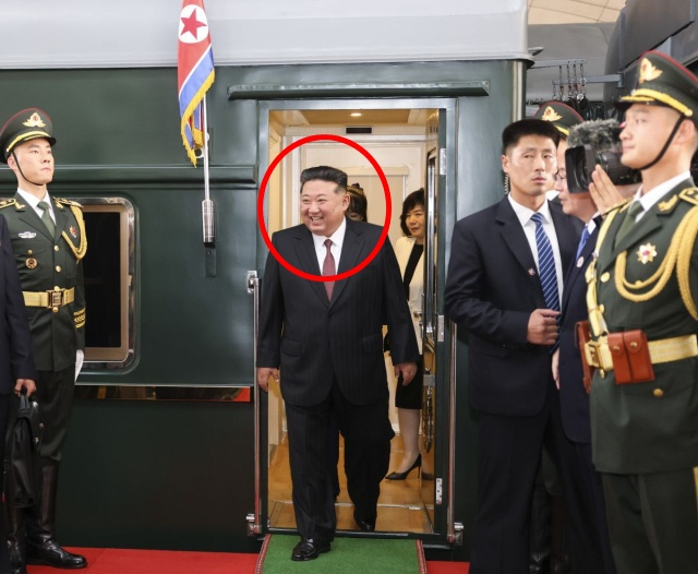 베이징 도착한 김정은 북한 국무위원장. 김 위원장 바로 뒤 얼굴이 가려진 여성이 딸 주애로 추정된다. 베이징 신화=연합뉴스