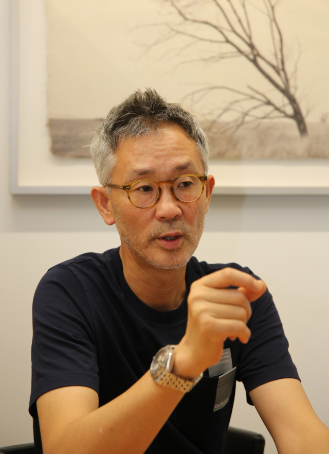 석재현 사진가가 아트스페이스 루모스에서 사진 전시 기획자로서의 이야기를 들려주고 있다. 김도훈 기자