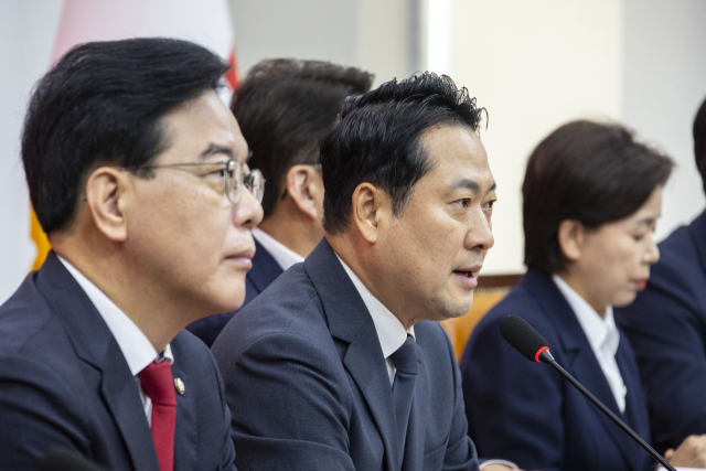 국민의힘 장동혁 대표가 3일 국회에서 열린 긴급 최고위원회 회의에서 전날 내란특검이 국민의힘에 대해 진행한 압수수색을 강력히 비판하는 발언을 하고 있다. 연합뉴스