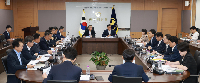 권대영 금융위원회 부위원장이 3일 오전 서울 종로구 정부서울청사에서 개최한 미국 관세대응 정책금융-금융지주 간담회에서 금융감독원, 한국산업은행, 중소기업은행, 한국수출입은행, 신용보증기금, 기술보증기금, 한국자산관리공사 부기관장 및 5대 금융지주 CSO 등과 미국 정부의 상호관세, 품목과세 부과에 따른 우리 기업의 피해를 최소화할 금융업계의 대응방안을 논의했다. 금융위