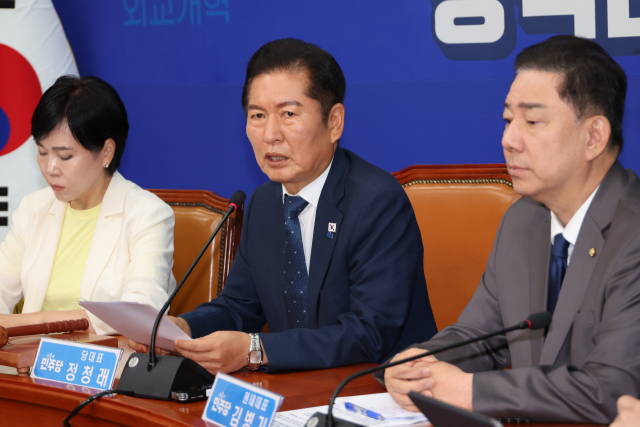 더불어민주당 정청래 대표가 3일 서울 여의도 국회에서 열린 최고위원회의에서 발언하고 있다. 연합뉴스