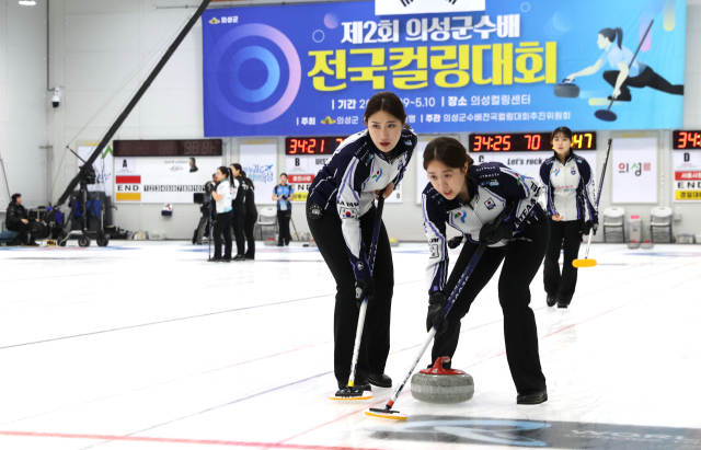 전국 컬링 최강자들의 열전인 의성군수배 전국 컬링대회에서 참가선수들이 열띤 경기를 펼치고 있다.