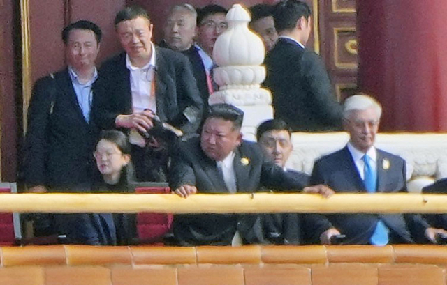 김정은 북한 국무위원장이 3일 중국 베이징 톈안먼광장에서 열린 전승절 80주년 기념 대규모 열병식을 관람하고 있다. 연합뉴스