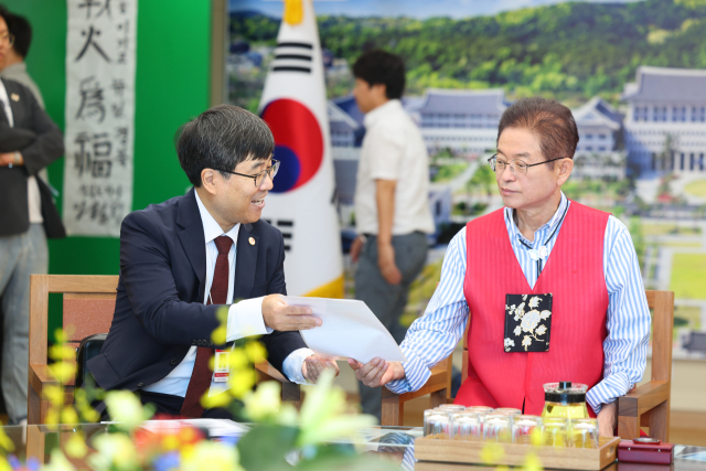 이철우 경북도지사가 3일 오전 도청에서 중국 현지 방송사와 경북 홍보 영상을 촬영하고 있다. 경북도 제공.