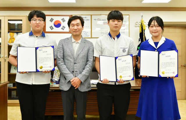 조현일 경산시장(좌측 두번째)이 3일 경북예고 학생들에게 표창장을 수여하고 있다. 경산시 제공