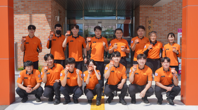 3일 오전 상주소방서 직원들이 익명의 시민이 보내준 커피선물에 잠시나마 일손을 놓고 함께 커피타임을 가지며 오랜만에 웃음과 여유를 나눴다. 상주소방서 제공