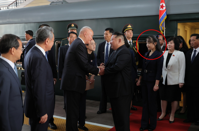 김정은 북한 국무위원장이 2일 현지시간 오후 4시 중국 수도 베이징에 도착했다고 조선중앙통신이 보도했다. 통신이 공개한 사진에 따르면 김 위원장의 딸 주애(붉은 원), 조용원·김덕훈 당 비서, 최선희 외무상 등이 동행했다. 연합뉴스