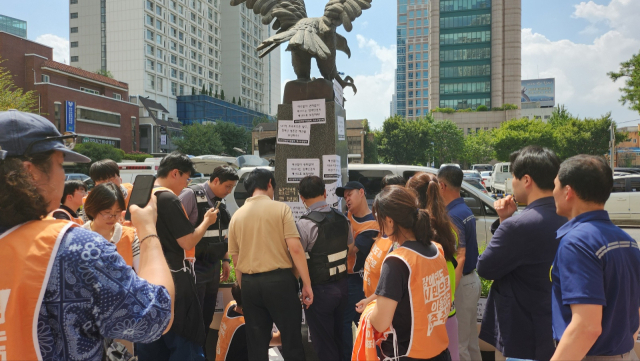 대구장애인차별철폐연대는 3일 오전 11시 대구시청 동인청사 앞에서 기자회견을 연 직후, 면담에 응하지 않는 시에 항의하기 위해 청사 주변에 스티커 수십 장을 부착했다. 남정운 기자