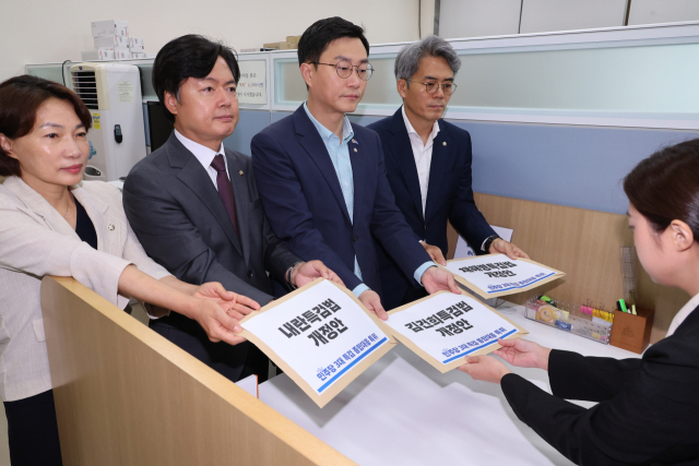 더불어민주당 3대특검대응특위 위원들이 지난달 26일 서울 여의도 국회 의안과에 3대 특검법 개정안을 제출하고 있다. 왼쪽부터 서미화·김현정·장경태·김기표 의원. 연합뉴스