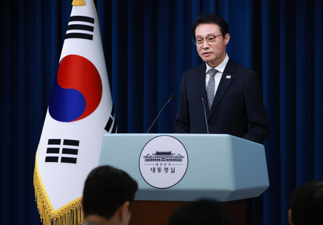 이규연 대통령실 홍보소통수석이 3일 서울 용산 대통령실 청사에서 이재명 정부 출범 100일 기자회견과 관련해 브리핑을 하고 있다. 연합뉴스