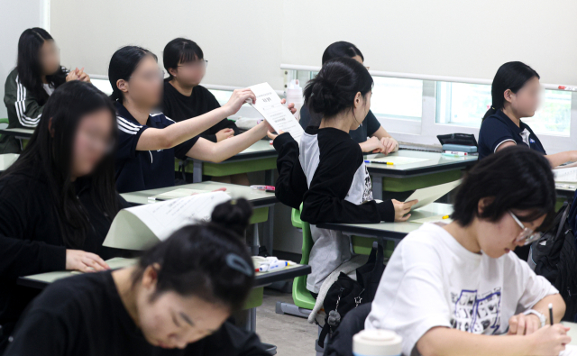 2026학년도 대학수학능력시험 9월 모의평가가 실시된 3일 오전 대구 중구 경북여자고등학교 3학년 교실에서 수험생들이 국어 영역 시험을 준비하고 있다. 안성완 기자 asw0727@imaeil.com