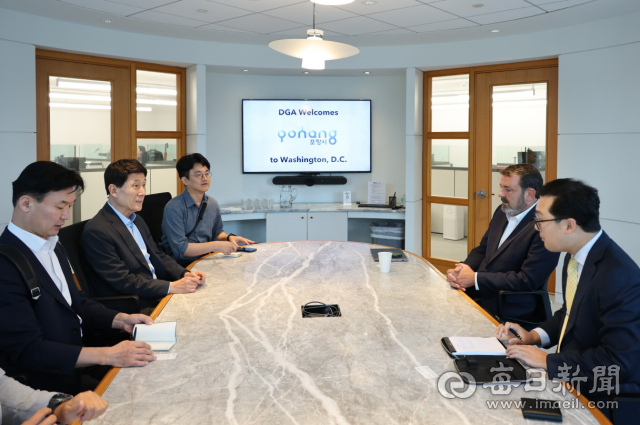 이강덕 시장 등 포항시 관계자들이 지난 2일 DGA group을 찾아 미국발 철강 고관세에 대한 해법 등을 논의하고 있다. 포항시 제공