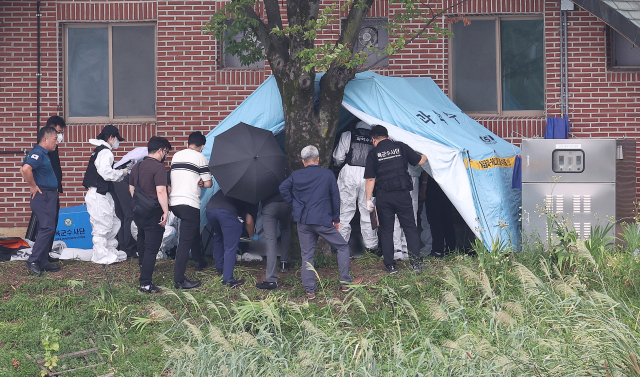 2일 대구 수성구 수성못 인근에서 현역 육군 대위가 총상을 입고 사망한 채 발견된 가운데 사건 현장에서 육군수사대와 경찰, 과학수사대 등이 현장조사를 벌이고 있다. 연합뉴스