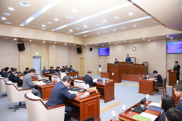 청송군의회(의장 심상휴)는 3일 제1차 본회의를 시작으로 5일까지 3일간 제283회 임시회에 들어갔다. 이번 임시회에서는 의원발의 조례안 2건을 포함한 조례안 6건, 동의안 3건, 추가경정예산안 1건 등 총 10건의 안건을 심의한다. 청송군의회 제공
