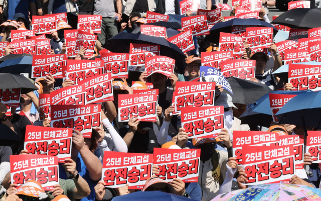 지난 9월3일 울산시 북구 현대자동차 울산공장 본관 앞에서 열린 현대차 노조의 총파업 결의대회에서 조합원들이 구호를 외치고 있다. 연합뉴스