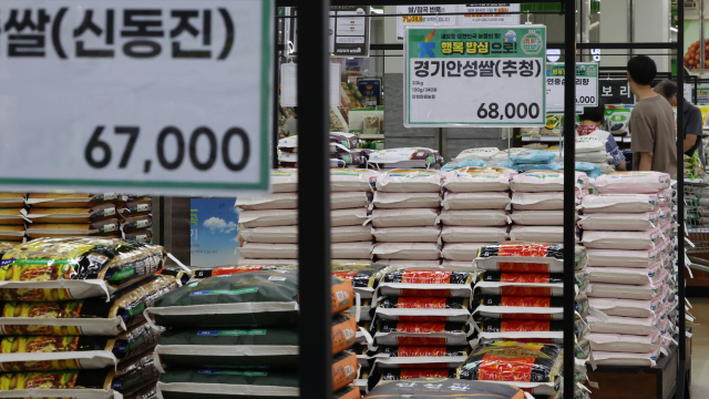 쌀 소매가격이 심리적 마지노선으로 여겨지는 20㎏당 평균 6만원을 넘어섰다. 사진은 이날 서울 한 대형마트 쌀 판매 매장 모습. 연합뉴스