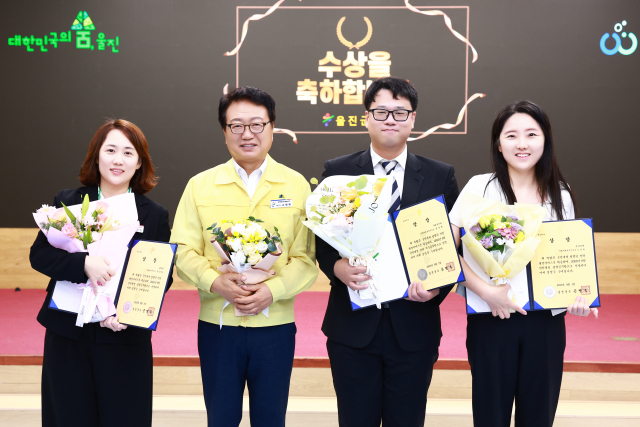 8월의 민원행정 친절·처리 우수공무원으로 선정된 박유란, 정용희, 손병복 군수, 오영희 주무관(사진 왼쪽부터)