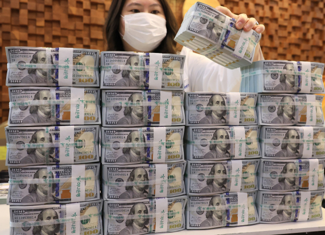 1일 서울 명동 KEB하나은행 위변조대응센터에서 직원이 미국 달러를 정리하고 있다. 한국은행 외환보유액 통계에 따르면 한국의 외환보유액은 지난달 말 기준 4천162억9천만달러(약 587조원)다. 연합뉴스