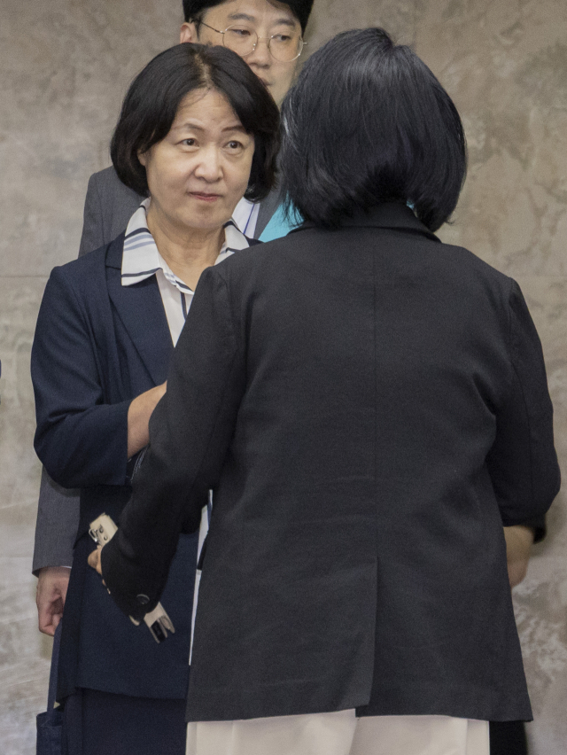 추미애 국회 법제사법위원회 위원장이 3일 국회에서 검찰개혁·정부조직법 개편을 위한 의견 수렴을 위해 열린 더불어민주당정책 의원총회에 입장해 의원들과 인사하고 있다. 연합뉴스