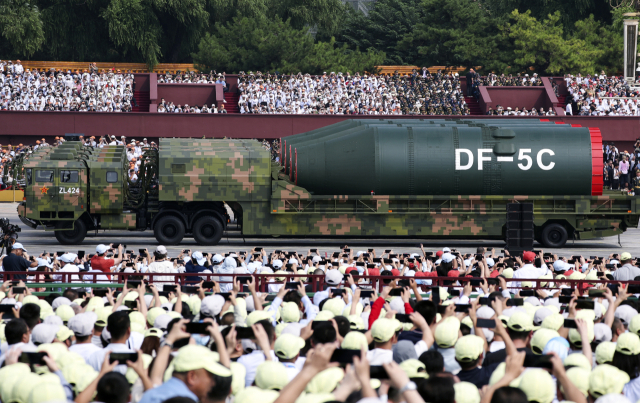 지난달 3일 중국 베이징 톈안먼 광장에서 열린 전승절 열병식에서 핵 미사일 부대가 퍼레이드를 펼치고 있다. 신화 연합뉴스