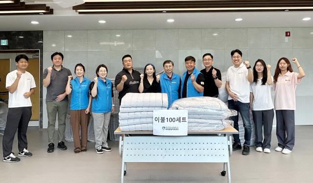 대구한의대 산학협력단 영덕군 세대통합지원센터는 영덕 산불 피해 이재민 위해 1천500만원 상당의 이불 100세트를 기부했다. 대구한의대 제공