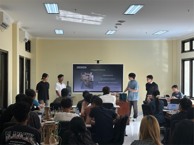 경북대 IT대학 학생들이 여름방학 글로벌 무대서 IT 및 AI 역량을 입증했다. 발리 폴리텍대 학생들과 공동과제 발표 모습. 경북대 제공