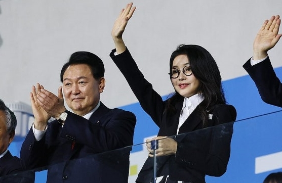 지난 2023년 10월 13일 전남 목포종합경기장에서 열린 제104회 전국체육대회 개회식에서 당시 윤석열 대통령과 부인 김건희 여사가 선수단 입장을 바라보며 인사하고 있다. 연합뉴스