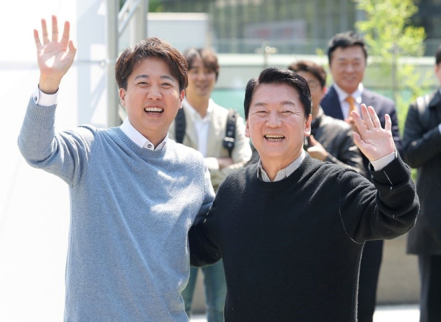 이준석 개혁신당 대표와 안철수 국민의힘 의원이 경기도 성남시 판교역 앞 광장에서 열린 인공지능(AI) 관련 