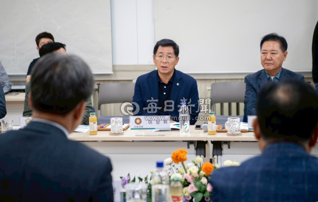 지역국인 이상휘 의원이 울릉도를 방문해 울릉군청에서 국비확보를 위한 정책간담회를 열었다. 이 의원은 남한권 군수로 부터 군정현안을 청취하고 있다. 조준호 기자