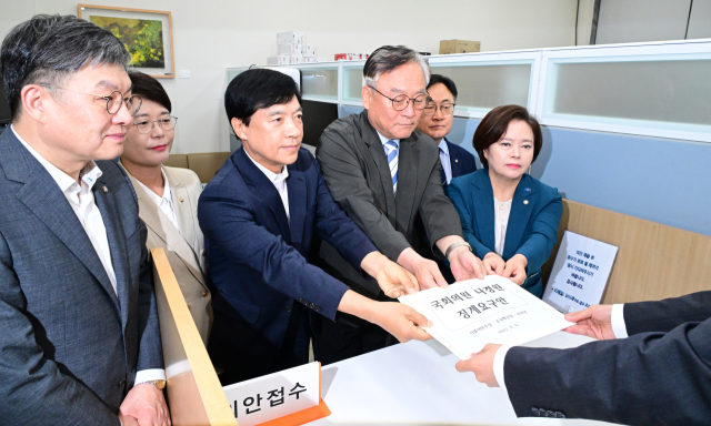더불어민주당 이재강, 이성윤 의원, 조국혁신당 정춘생 의원, 진보당 전종덕 의원 등이 4일 서울 여의도 국회 의안과에 나경원 의원 징계요구안을 제출하고 있다. 연합뉴스
