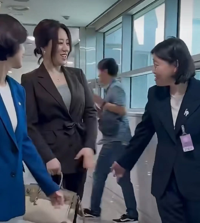 조성은 씨가 소셜미디어에 자랑한 자기 집 인테리어 사진. 사진에 보이는 2개의 조명 기구는 이른바
