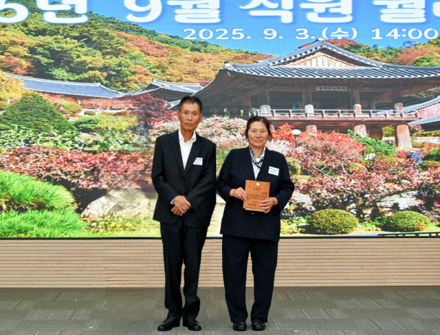 영주시 자랑스러운 시민상을 수상한 이대성,황영숙 부부. 영주시 제공
