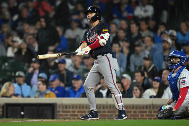 CHICAGO, ILLINOIS - SEPTEMBER 03: Ha-seong Kim #9 of the Atlanta Braves hits a three-run home run against the Chicago Cubs during the seventh inning at Wrigley Field on September 03, 2025 in Chicago, Illinois. Daniel Bartel/Getty Images/AFP (Photo by Daniel Bartel / GETTY IMAGES NORTH AMERICA / Getty Images via AFP)