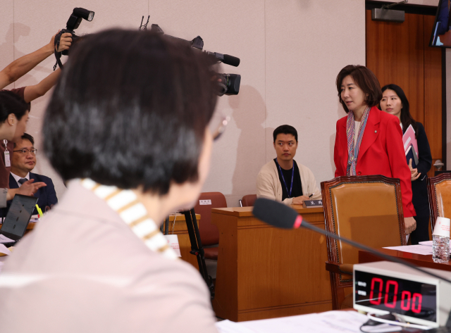 4일 서울 여의도 국회에서 열린 법제사법위원회 전체회의에서 국민의힘 나경원 의원이 밖으로 나서고 있다. 연합뉴스