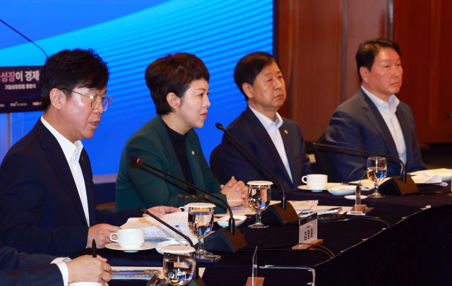 김영훈 고용노동부 장관(왼쪽)이 4일 서울 중구 롯데호텔 사파이어볼룸에서 대한상공회의소·한국경제인협회·한국중견기업연합회가 연 기업성장포럼 출범식에 참석해 인사말하고 있다. 왼쪽부터 김 장관, 국민의힘 김은혜 원내정책수석부대표, 구윤철 구윤철 부총리 겸 기획재정부 장관, 최태원 대한상의 회장. 연합뉴스