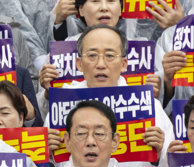 국민의힘 추경호 의원이 4일 국회 본청 계단에서 열린 야당말살 정치탄압 특검수사 규탄대회에 참석해 구호를 외치고 있다. 연합뉴스