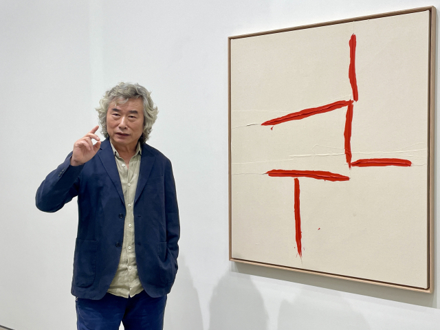 남춘모 작가가 작품 