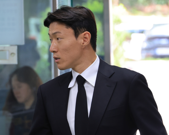 축구선수 황의조씨가 4일 서울 서초구 서울중앙지법에서 열린 성폭력범죄의 처벌 등에 관한 특례법 위반(카메라 등 이용촬영) 혐의 2심 선고재판에 출석하고 있다. 연합뉴스